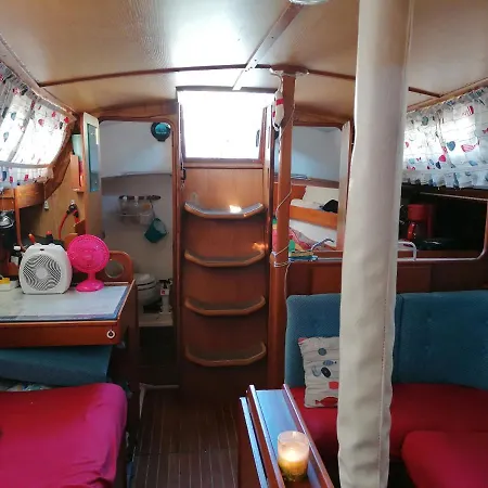 Super Bateau Botel